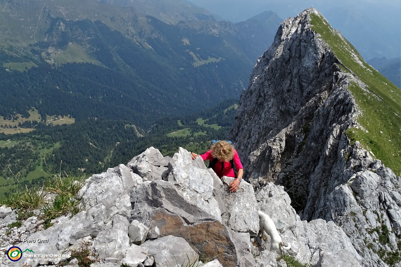 43 Scendiamo con attenzione dalla vetta di Corna Piana con vista verso l'anticima est.JPG